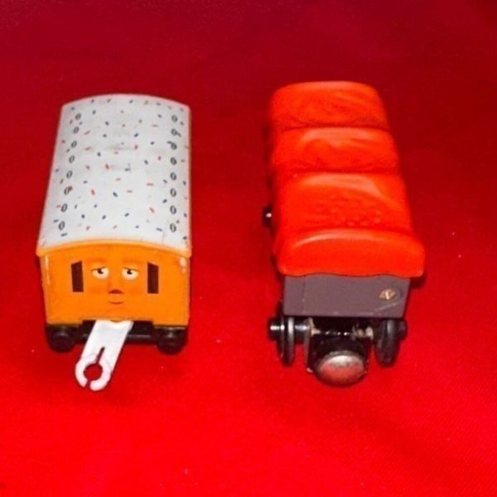 Thomas and Friends Railway CLARABEL & GIGGLING TROUBLESOME TRUCK - Picture 3 of 6